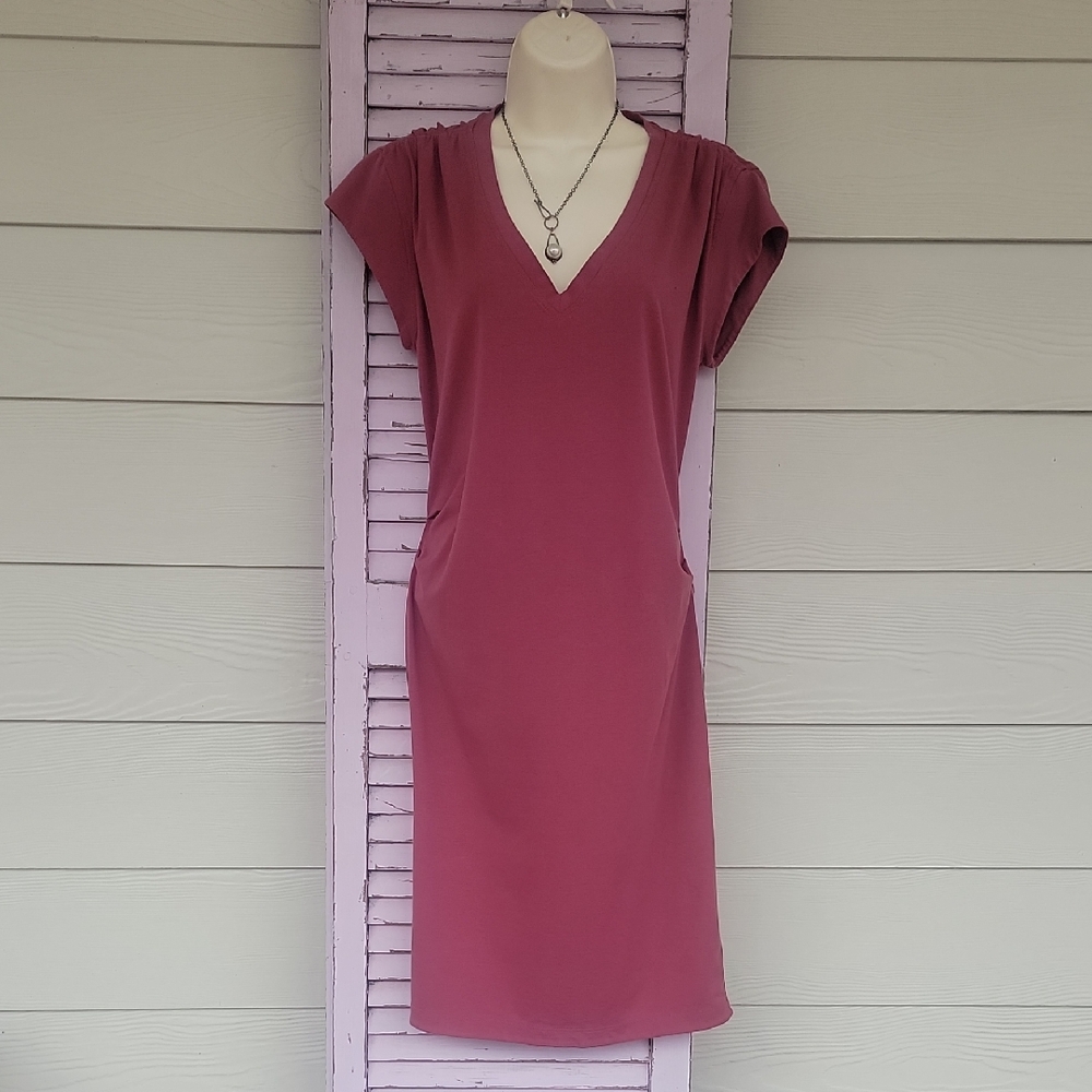 💗 ATHLETA Effortless Tee Sheath V-Neck Midi Dress Berry Rose Mauve M